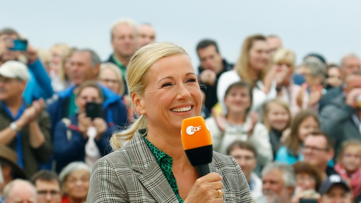 Andrea Kiewel feierte ihren Herbst-Fernsehgarten im rosa Bademantel. (Foto)