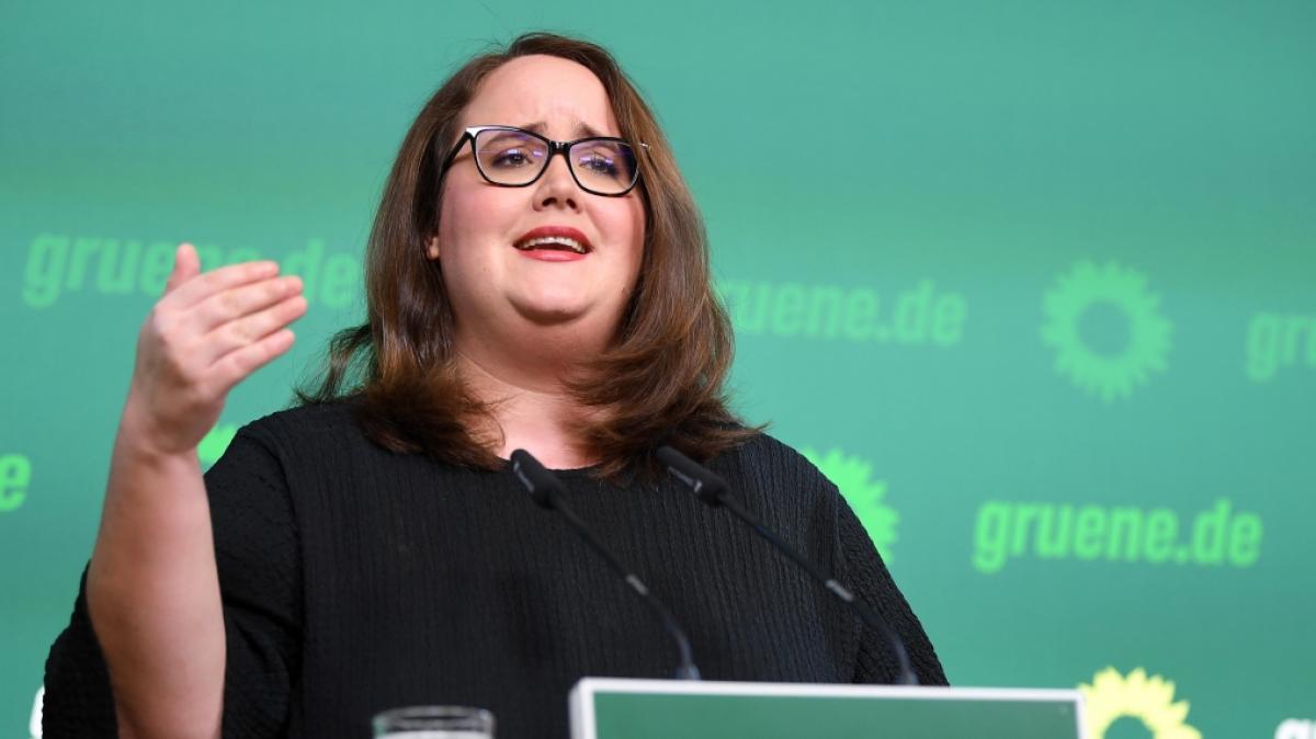 Ricarda Lang &auml;u&szlig;erte sich bei "maybrit illner" am 22.02. zu h&ouml;heren Verteidigungsausgaben und der sozialen Sicherheit in Deutschland. (Foto)