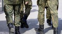 Russische Soldaten zeigen sich mit einem skurrilen Fahrzeug. (Symbolfoto)