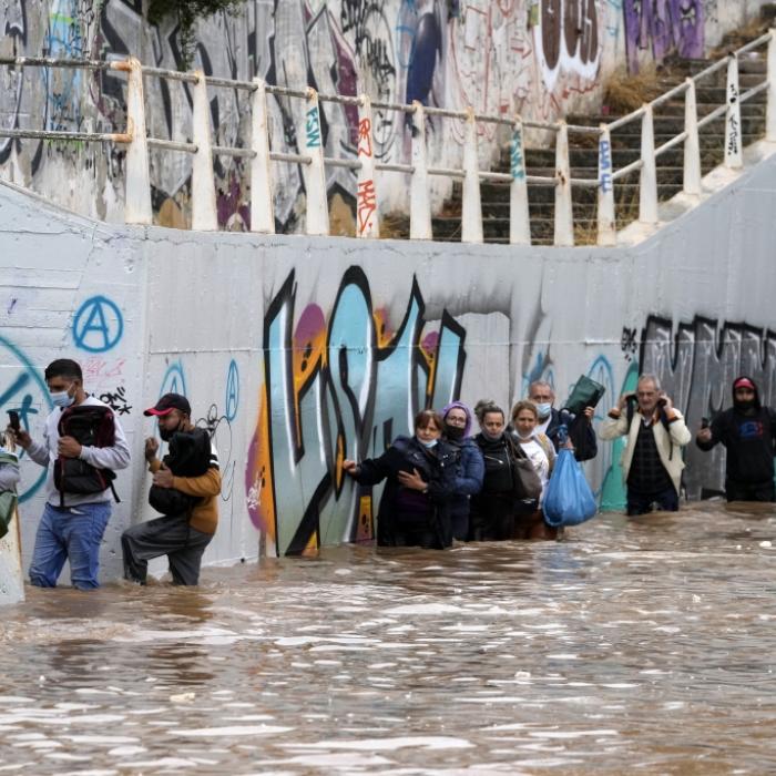 Schwere Überflutung! Monster-Sturm fegt über Urlaubsparadies