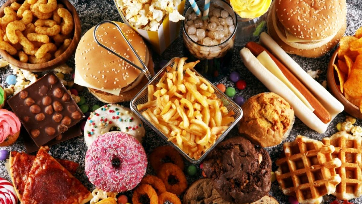 Fast Food oder s&uuml;&szlig;e Lebensmittel k&ouml;nnen Magen-Darm-Beschwerden verschlimmern. (Symbolfoto) (Foto)