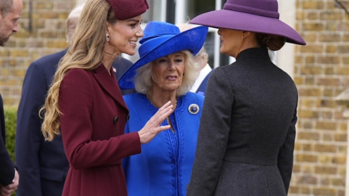Dieses Foto entstand nur wenige Augenblicke, bevor K&ouml;nigin Camilla (in blau) den Smalltalk von Prinzessin Kate (li.) und First Lady Melania Trump schroff beendete. (Foto)