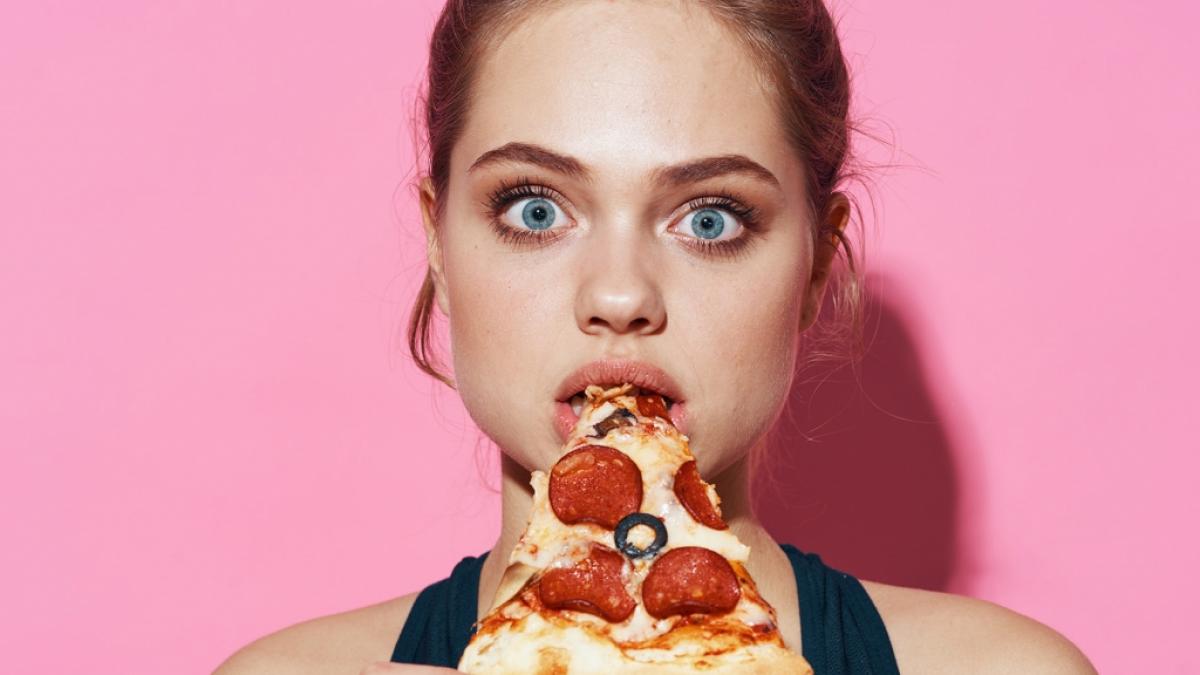 Einige Lebensmittel sollten Menstruierende w&auml;hrend der Monatsblutung besser nicht essen. (Foto)