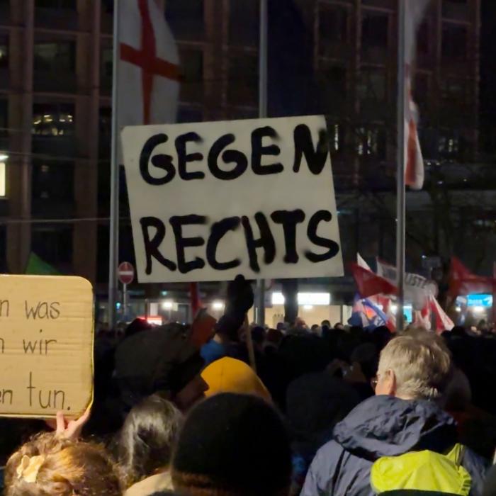 Hier wird gegen Rechtsextremismus und die AfD protestiert