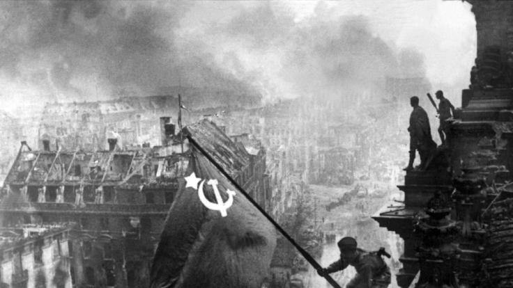 Der sowjetische Soldat Militon Kantarija hisst die sowjetische Flagge auf dem Berliner Reichstag.