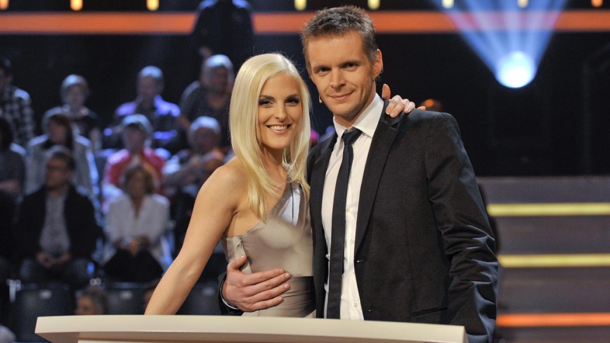 Florian Schroeder (r.) gemeinsam mit Moderationspartnerin Sandy M&ouml;lling in der RTLZWEI-Show "Just The Best - Der gro&szlig;e Musiktest" im Jahr 2010. (Foto)