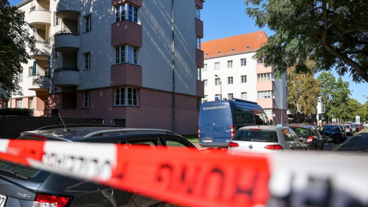 Beamte der Kriminalpolizei sichern Spuren in einem Wohngebiet in Leipzig-Reudnitz. Am Vorabend wurden hier eine Frau get&ouml;tet und ein Kind schwer verletzt. (Foto)