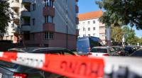 Beamte der Kriminalpolizei sichern Spuren in einem Wohngebiet in Leipzig-Reudnitz. Am Vorabend wurden hier eine Frau getötet und ein Kind schwer verletzt.