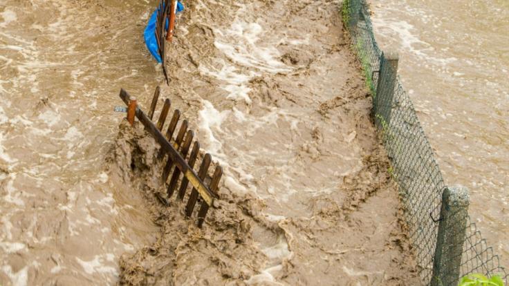 In Süditalien kosteten mit Unwettern verbundene Wassermassen mindestens zwei Menschen das Leben.