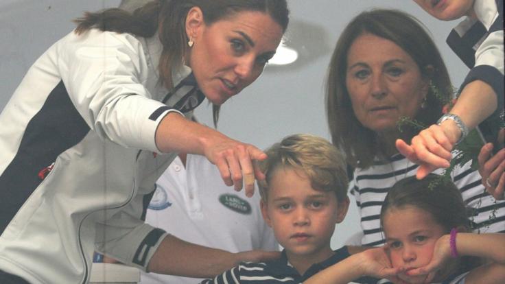 Anscheinend gibt Kate Middleton ihre Kinder lieber zu Mutter Carole als zu Prinz Charles.