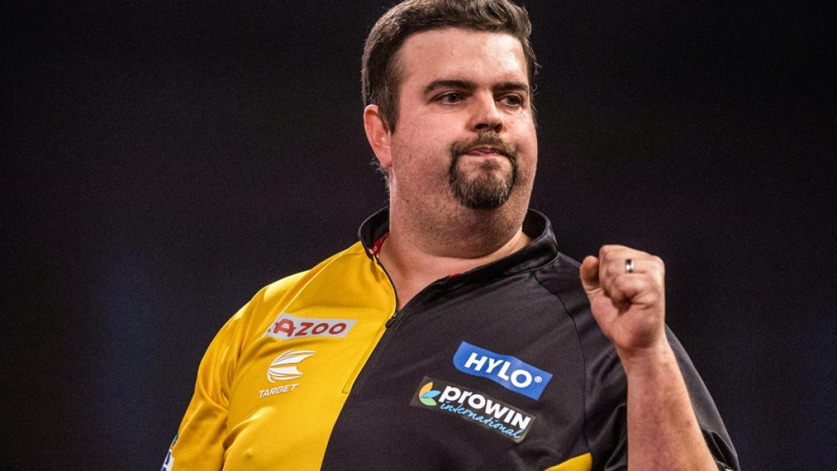 So sehen Sieger aus! Nach seinem Achtelfinal-Triumph gegen den Schotten Alan Soutar muss "The German Giant" Gabriel Clemens im Viertelfinale gegen Gerwyn Price ran. (Foto)