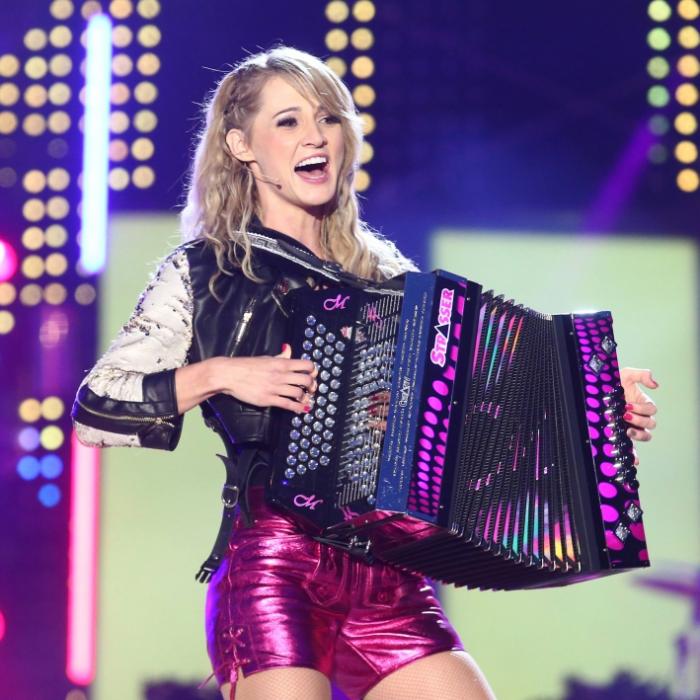 Schlager-Beauty posiert im Dirndl! Männliche Fans entdecken feminine Seite