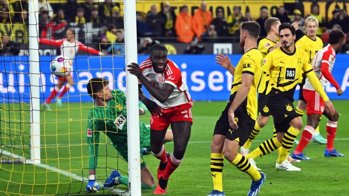 Dayot Upamecano vom FC Bayern M&uuml;nchen bejubelt seinen Treffer zum 1:0 gegen Borussia Dortmund. (Foto)
