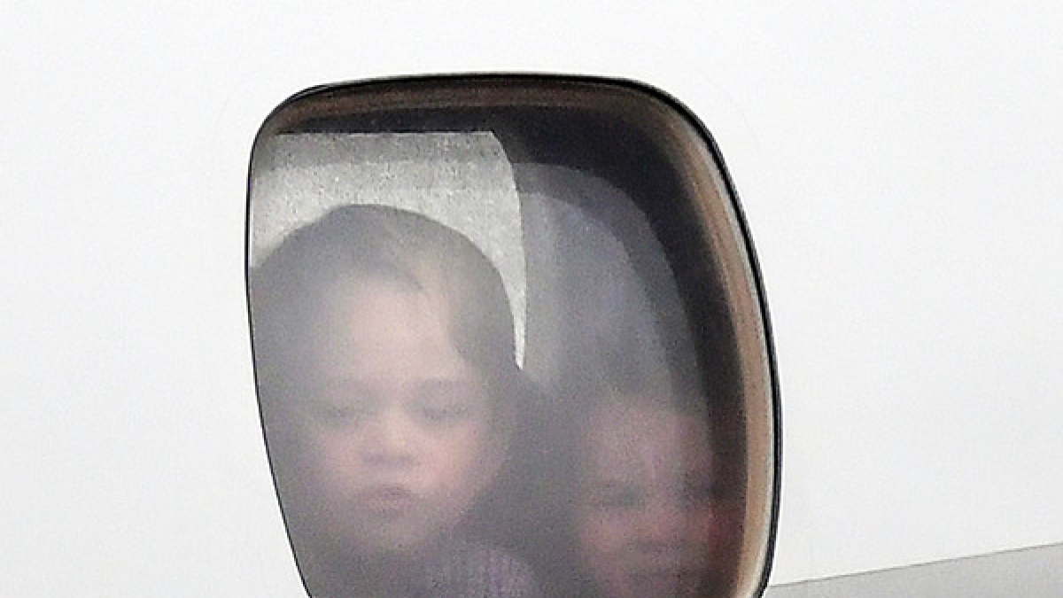 Neugierige Blicke bei den Mini-Royals. (Foto)