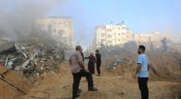 Menschen stehen nach israelischen Angriffen vor Trümmerhaufen, während palästinensische Zivilschutzteams und Zivilisten versuchen, Menschen unter den Trümmern zu retten.