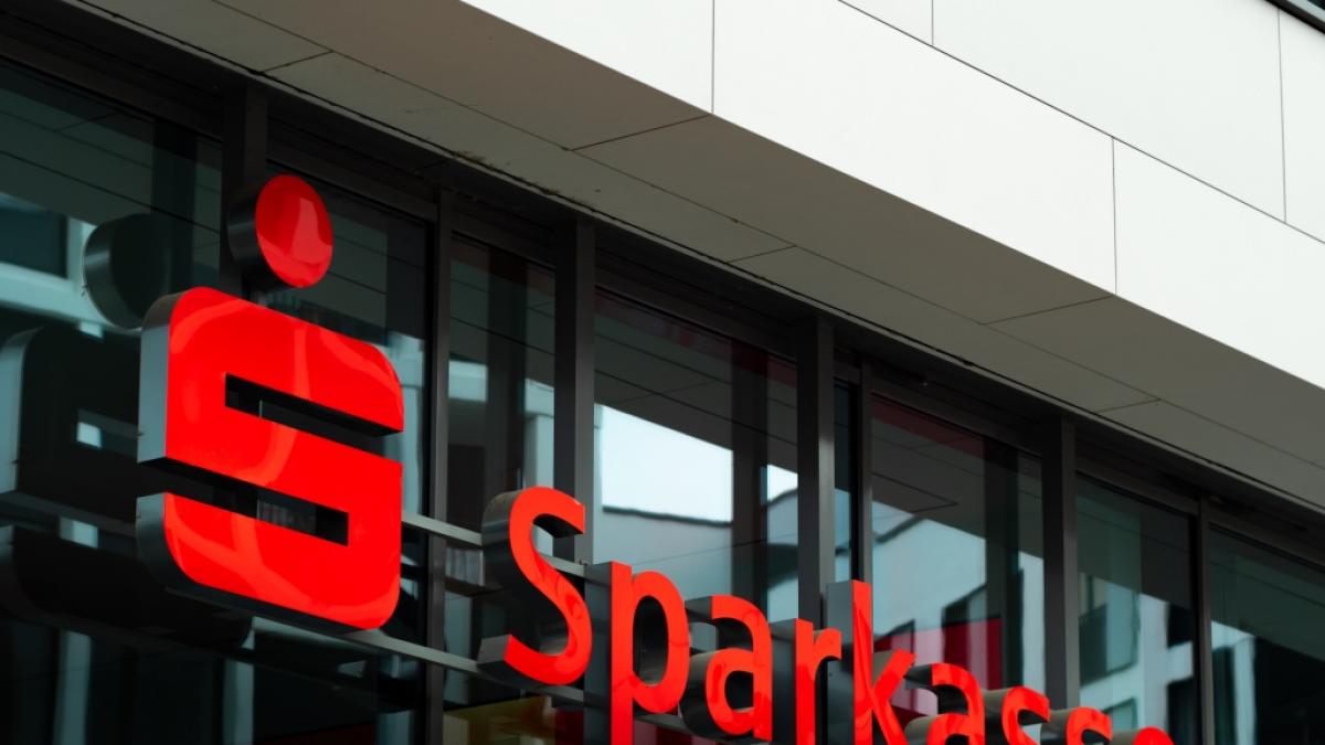 Sparkassen sind die teuersten Filialbanken. (Foto)