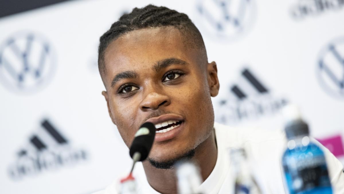 Ridle Baku w&auml;hrend einer Pressekonferenz der Deutschen Nationalmannschaft. (Foto)