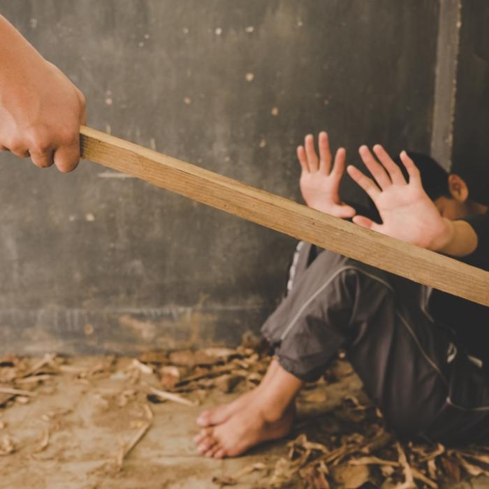 Mann prügelt Stiefsohn (7) mit Knüppel zu Tode - Mutter schaut zu!