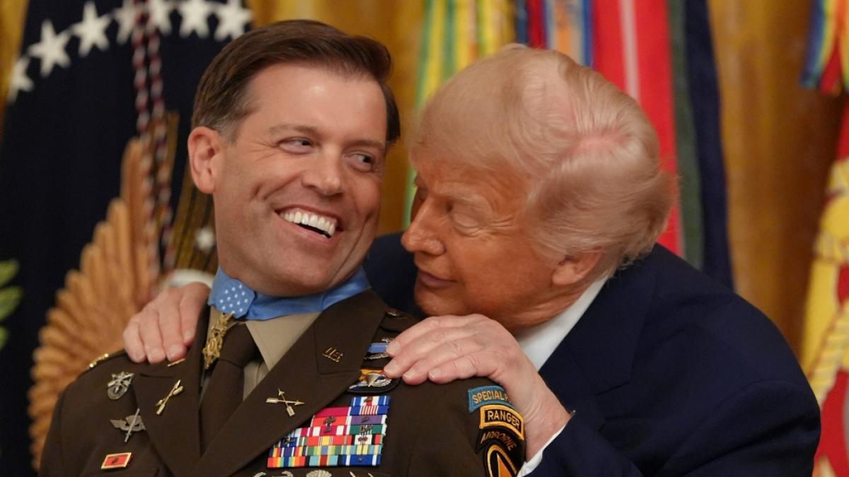 Die Auszeichnung von Major Nicholas Dockery mit der Ehrenmedaille wurde dank Donald Trumps Hilflosigkeit zu einem peinlichen Fremdscham-Moment. (Foto)