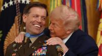 Die Auszeichnung von Major Nicholas Dockery mit der Ehrenmedaille wurde dank Donald Trumps Hilflosigkeit zu einem peinlichen Fremdscham-Moment.