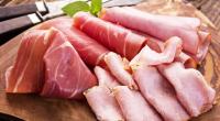 Gleich zwei Wurstsorten mussten aufgrund der Verunreinigung mit potenziell gesundheitschädlichen Listerien zurückgerufen werden.