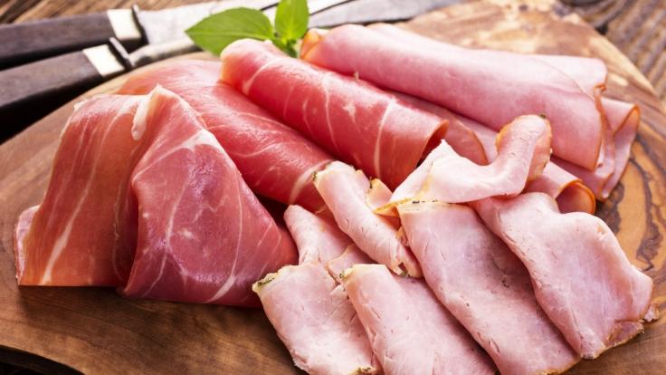 Gleich zwei Wurstsorten mussten aufgrund der Verunreinigung mit potenziell gesundheitschädlichen Listerien zurückgerufen werden.