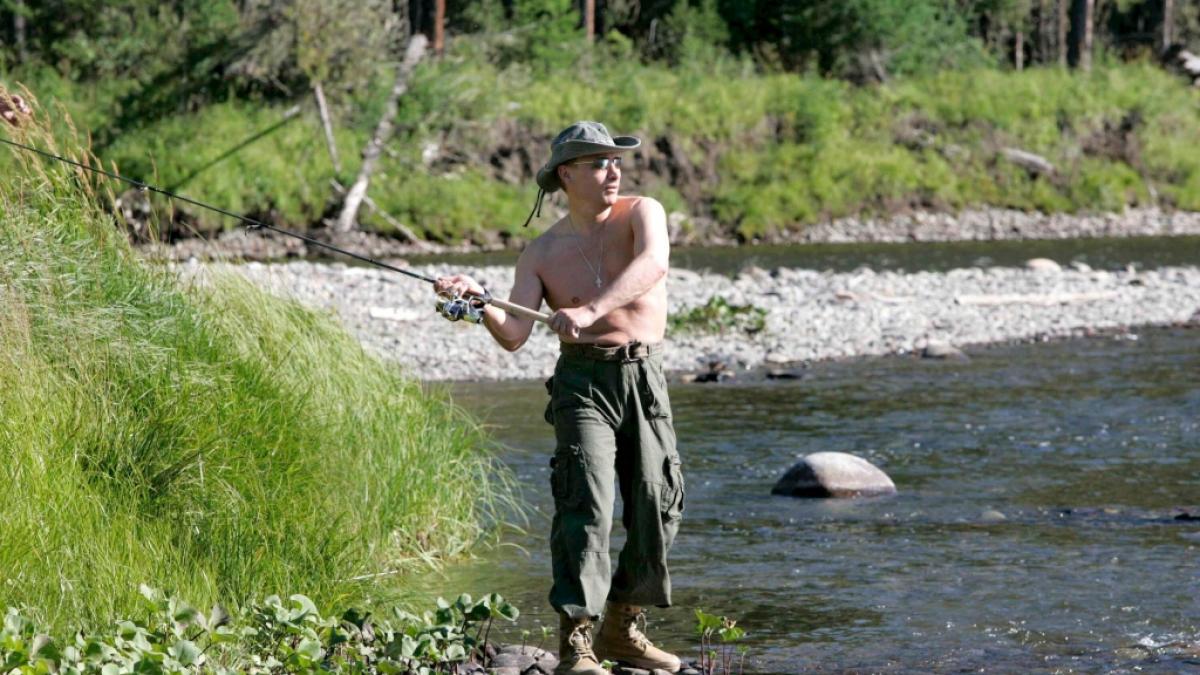 Wladimir Putin zeigt sich oberk&ouml;rperfrei vor der Kamera beim Angeln. (Foto)
