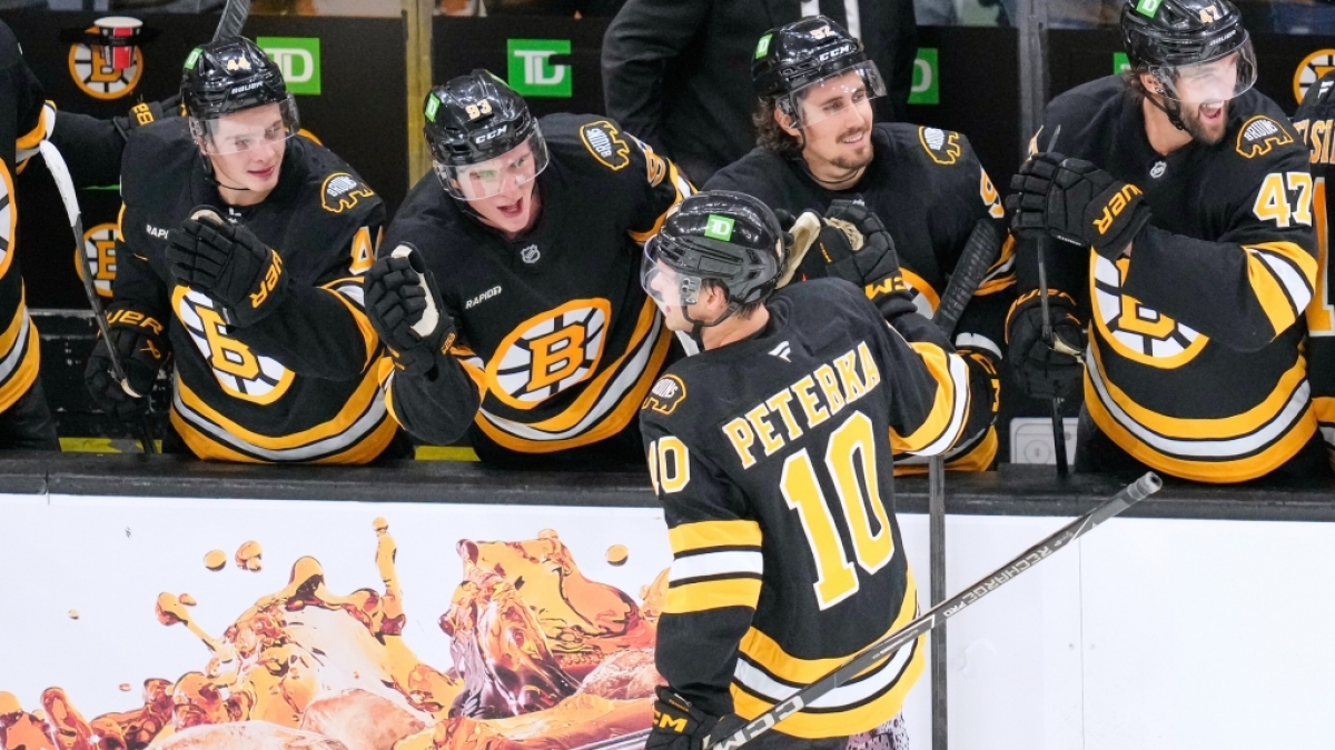 Eishockey, M&auml;nner: NHL, Hauptrunde, Boston Bruins - New York Rangers. JJ Peterka (10) von den Boston Bruins wird nach seinem Tor begl&uuml;ckw&uuml;nscht. (Foto)