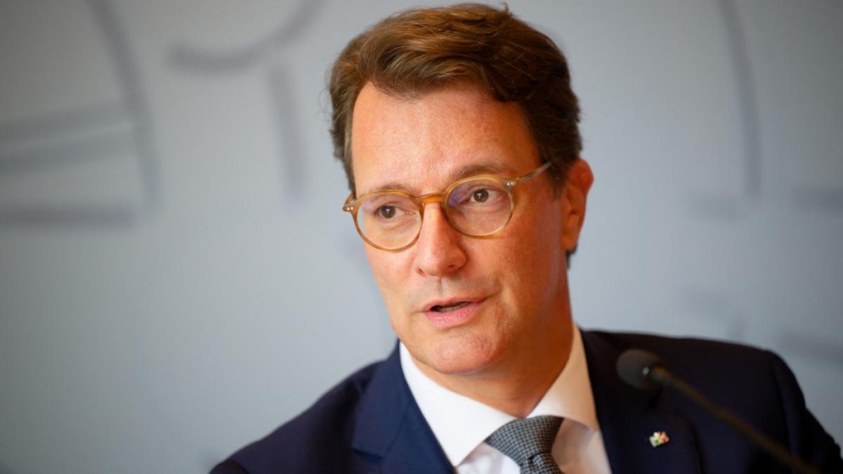 Hendrik W&uuml;st (CDU) spricht als Ministerpr&auml;sident von Nordrhein-Westfalen bei einer Pressekonferenz zur Landespolitik (Archivbild). (Foto)