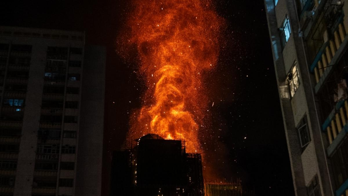 Flammen schlagen aus einer Hochhaus-Wohnanlage in Hongkong. (Foto)