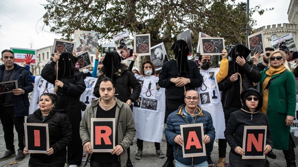 Demonstranten f&uuml;hren w&auml;hrend der Demonstration eine Hinrichtungsszene mit Seilen um den Hals nach. (Foto)