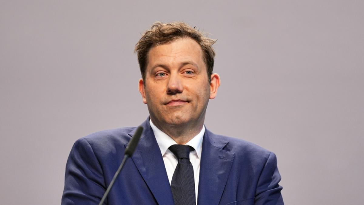 Lars Klingbeil auf einer Pressekonferenz. (Foto)