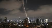 Das israelische Luftabwehrsystem Iron Dome feuert, um iranische Raketen über Tel Aviv abzufangen.