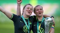 Wolfsburgs Marina Hegering (l) und Wolfsburgs Alexandra Popp jubeln nach dem Sieg im DFB-Pokal-Finale.