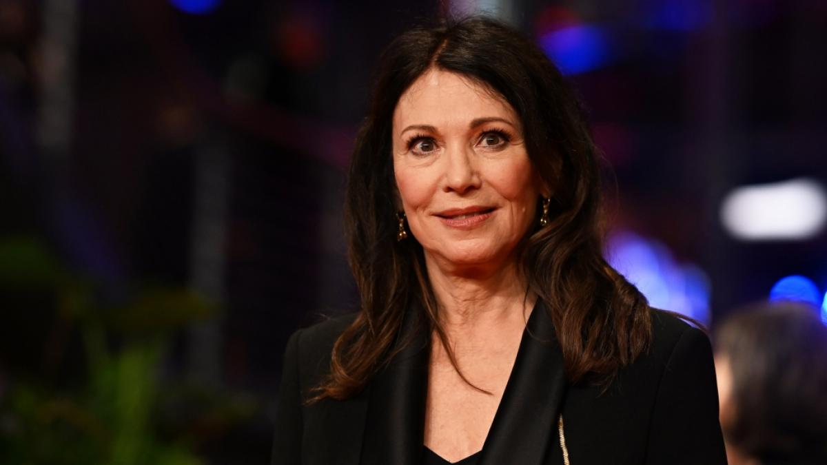 Schauspielerin Iris Berben geht am Er&ouml;ffnungsabend der Berlinale &uuml;ber den Roten Teppich. (Foto)