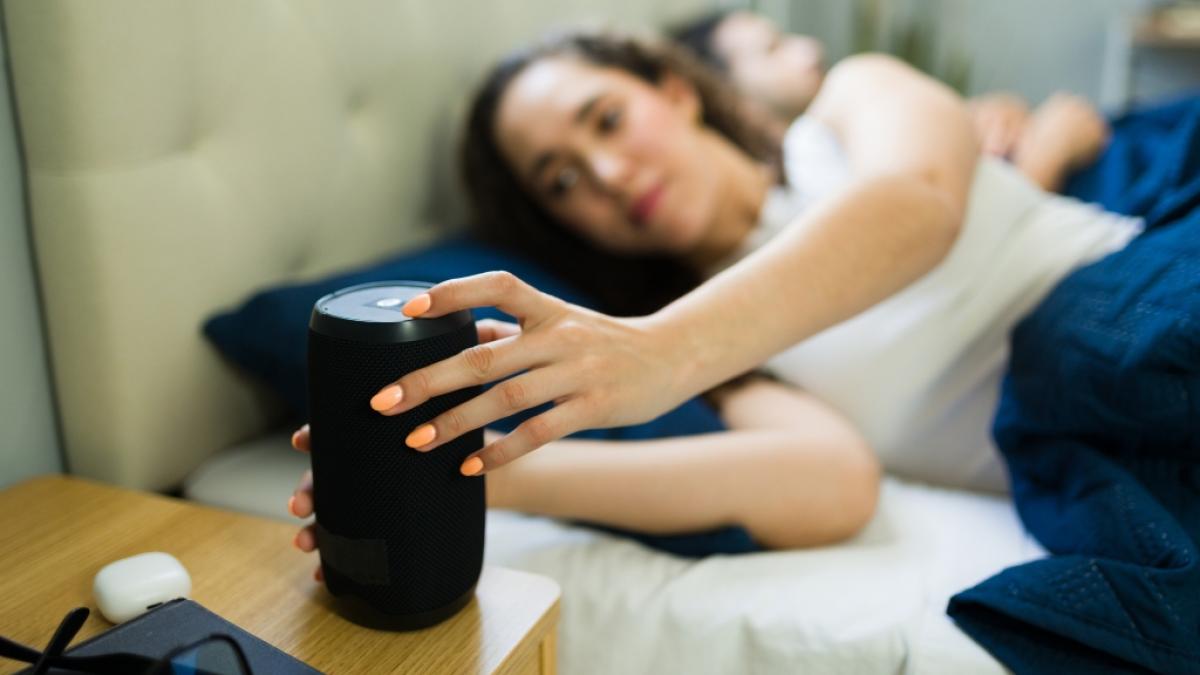 Mit einer White Noise Machine lassen sich laute Ger&auml;usche aus der Umgebung ganz einfach ausblenden. (Foto)