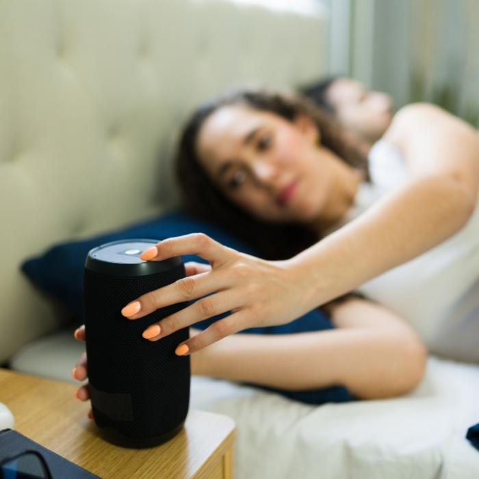 Mit einer White Noise Machine lassen sich laute Geräusche aus der Umgebung ganz einfach ausblenden.