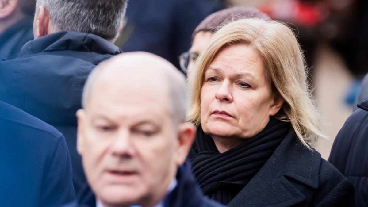Bundesinnenministerin Nancy Faeser (hier hinter Kanzler Olaf Scholz) &uuml;bte nach dem t&ouml;dlichen Anschlag auf dem Magdeburger Weihnachtsmarkt Kritik an der Union. (Foto)