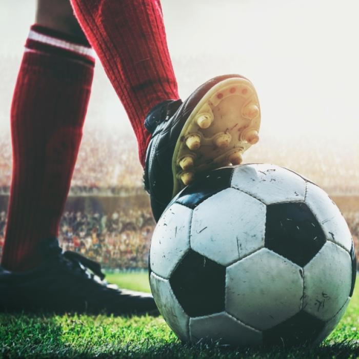 Schock-Moment beim Aufstiegsspiel! Fußballer (28) kollabiert auf dem Platz