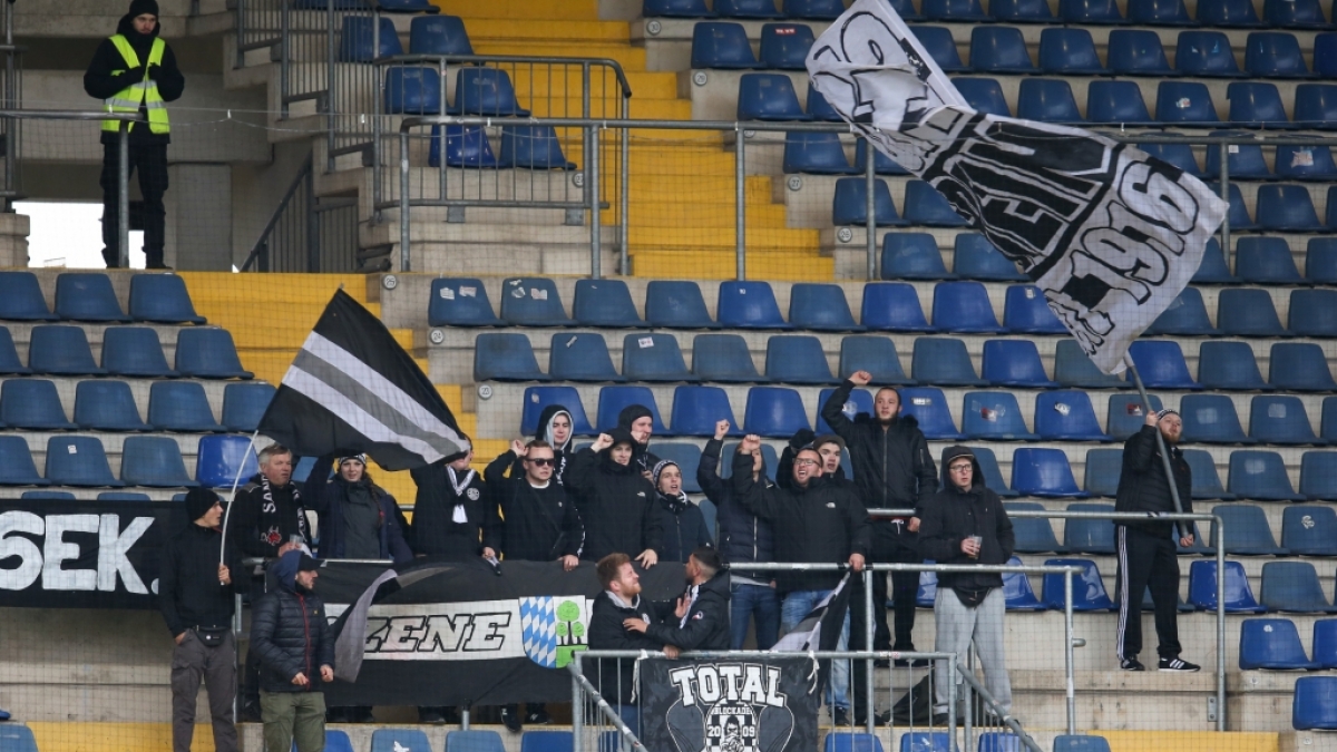 Die Fans vom SV Meppen feuern ihren Verein an. (Symbolbild) (Foto)