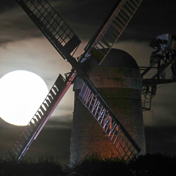 Magisches Himmelsspektakel! Riesiger Sturmmond im Februar