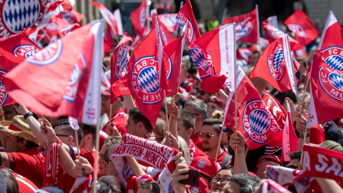 Mit Schals und Fahnen feuern die Fans des FC Bayern M&uuml;nchen ihr Team an. (Symbolbild) (Foto)