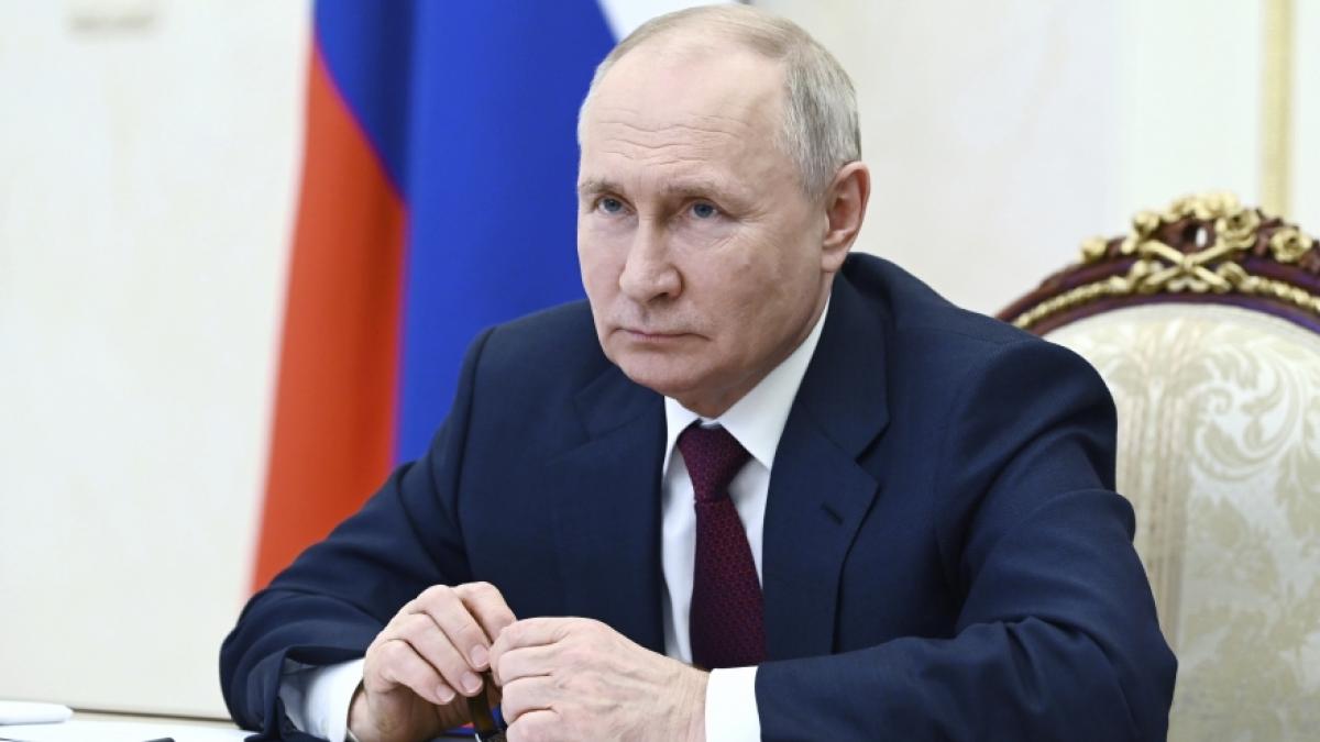 Wladimir Putin hat einen bizarren Auftritt im Kreml hingelegt. (Foto)