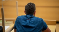 Ein ehemaliger Polizeischüler steht in Würzburg vor Gericht. Der damals 19-Jährige soll einen älteren Kollegen versehentlich mit seiner Dienstwaffe erschossen haben.