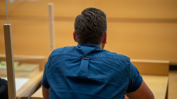 Ein ehemaliger Polizeischüler steht in Würzburg vor Gericht. Der damals 19-Jährige soll einen älteren Kollegen versehentlich mit seiner Dienstwaffe erschossen haben.