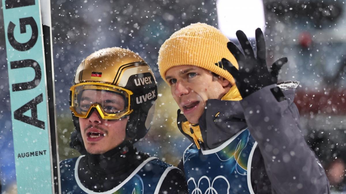 Philipp Raimund (l.) und Andreas Wellinger (r.) haben bei Olympia eine Medaille im Super-Team-Wettbewerb verpasst. (Foto)