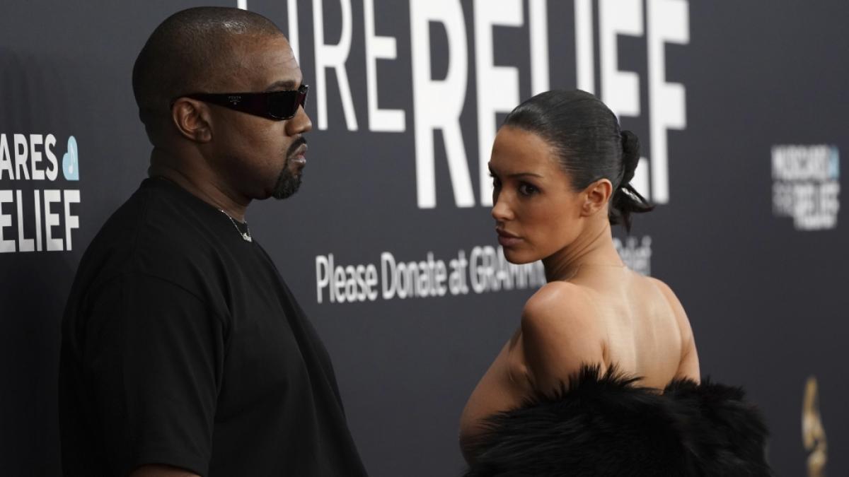 Bianca Censori legte mit ihrem "H&uuml;llenlos"-Auftritt bei den Grammys einen umstrittenen Auftritt hin. (Foto)