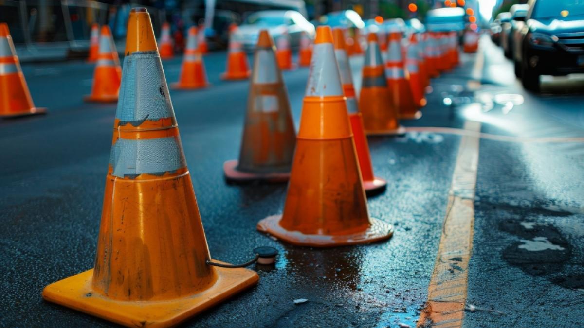 Verengte Stra&szlig;en, Baustellen, Einschr&auml;nkungen: Wo die auff&auml;lligen Warnkegel lauern, da kann es mancherorts etwas l&auml;nger dauern. (Symbolbild) (Foto)