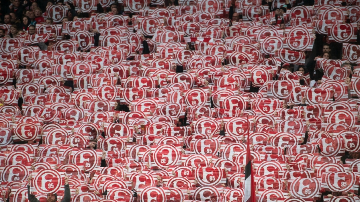 Mit vollem Einsatz feuern die Fans von Fortuna D&uuml;sseldorf ihren Verein an. (Symbolbild) (Foto)