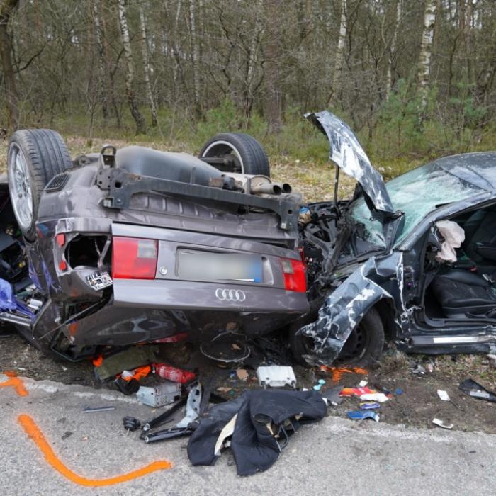 Audi-Fahrer (47) rast in anderes Auto - alle Männer tot